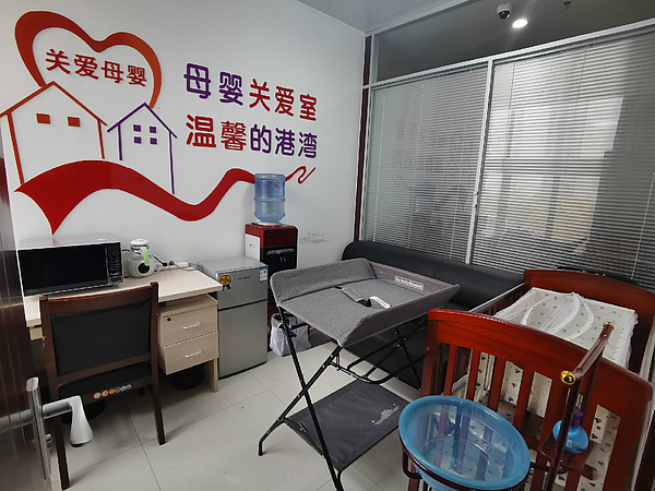 区行政审批局坚持以人为本 打造爱心母婴室提供暖心服务